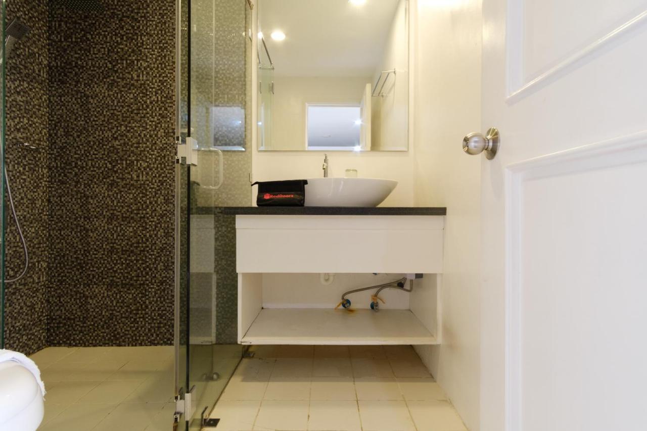 Reddoorz Plus @ Casino Street Makati Макати Экстерьер фото